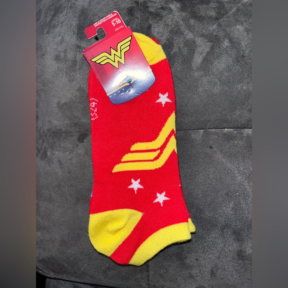 🆕 Bioworld DC WonderWoman NO-SHOW SOCKS-2PR